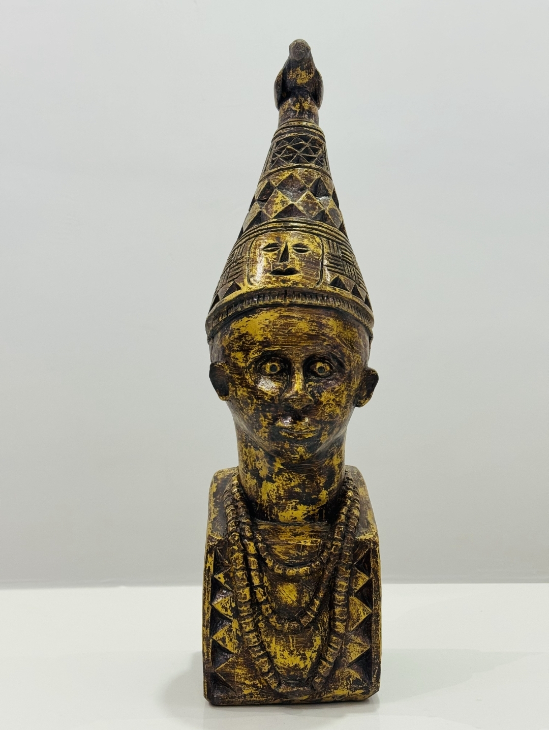 Adé orí la fi n mọ Ọba (The Crown Defines the King)